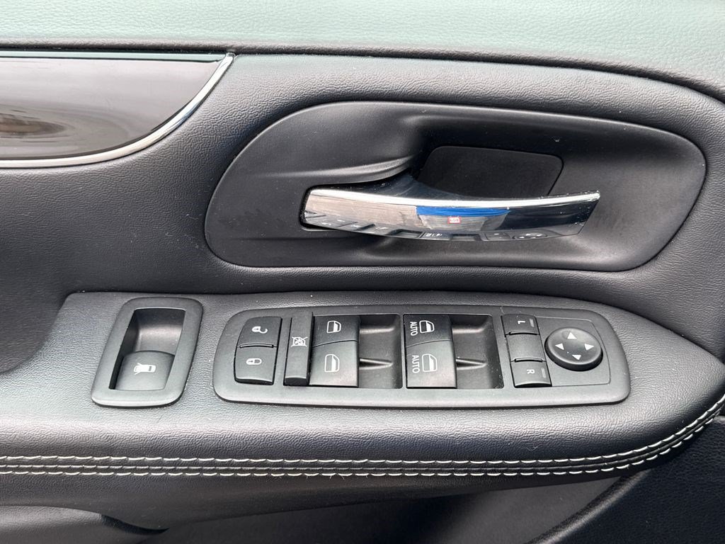 Used 2018 Dodge Grand Caravan SE FWD image 21