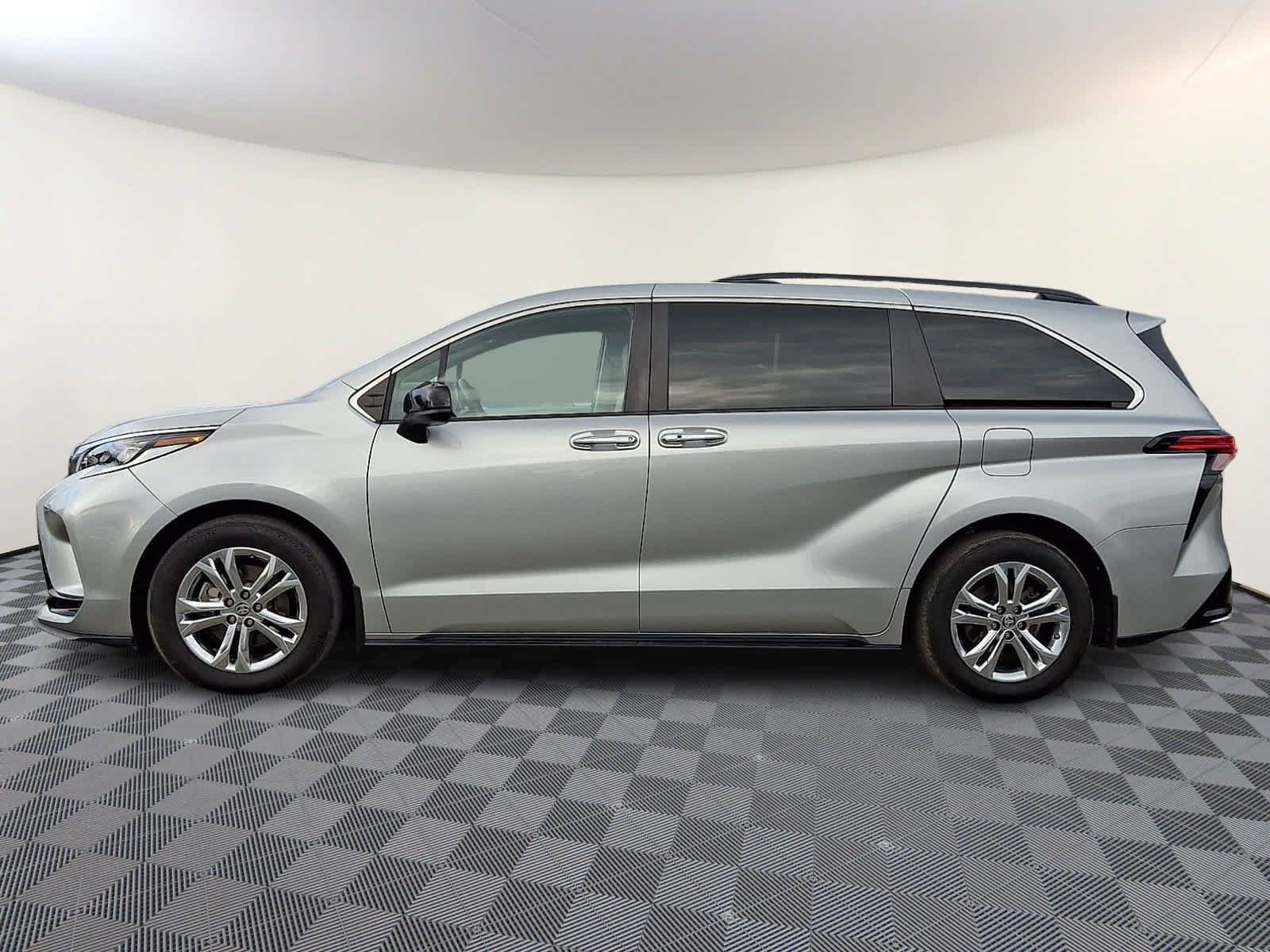 Used 2023 Toyota Sienna XSE w/ XSE Plus Package AWD/4WD image 9