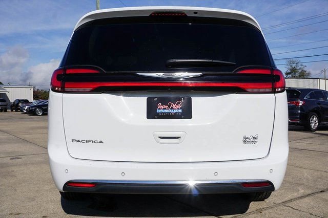 Used 2024 Chrysler Pacifica Touring-L image 6