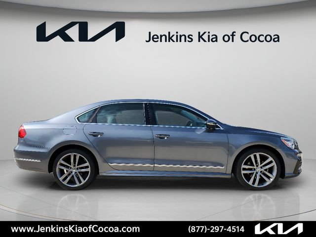 Used 2016 Volkswagen Passat 1.8T R-Line w/ R-Line Lighting Package FWD image 3