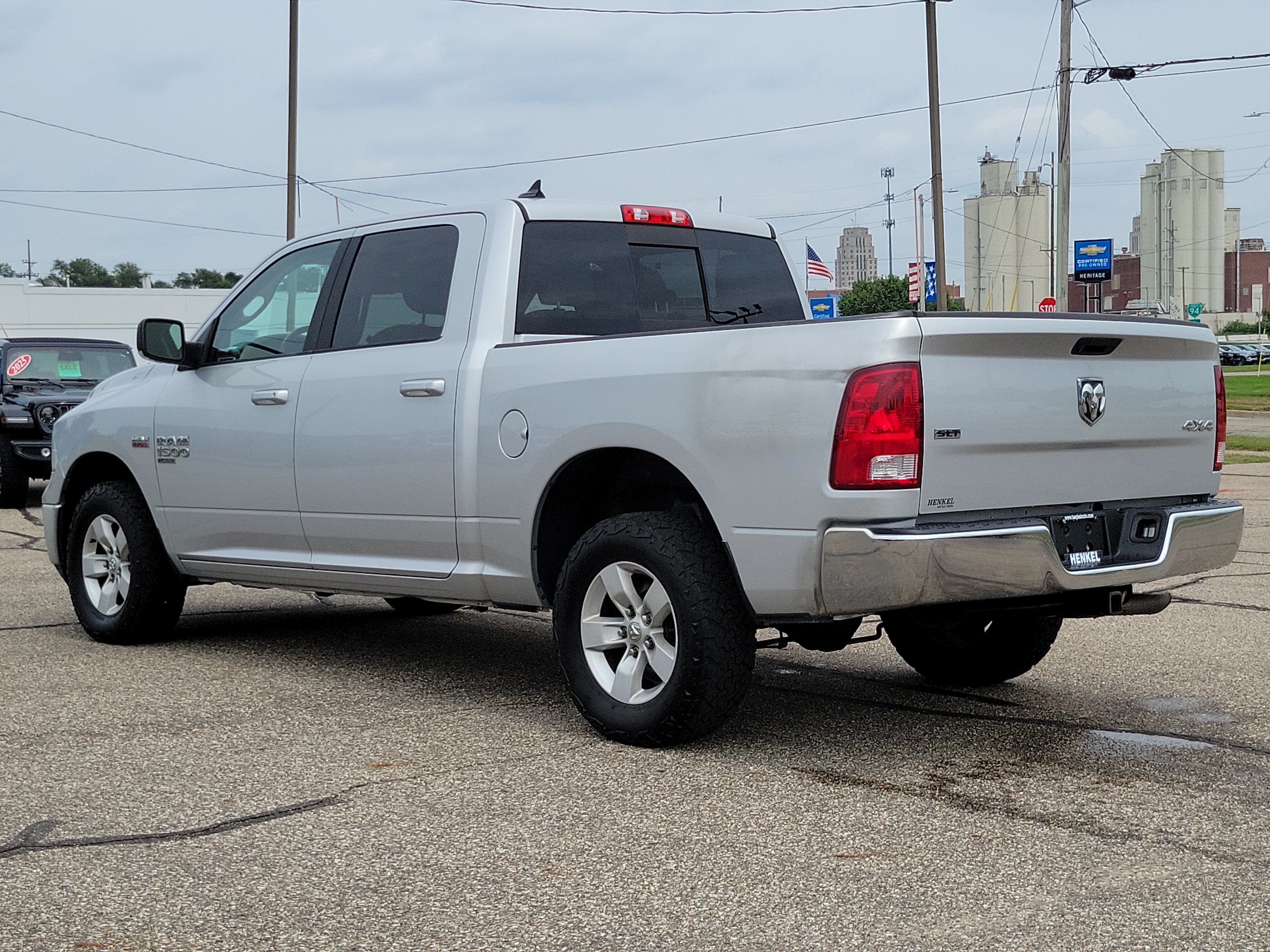 Used 2019 RAM 1500 Classic SLT w/ Luxury Group AWD/4WD image 3