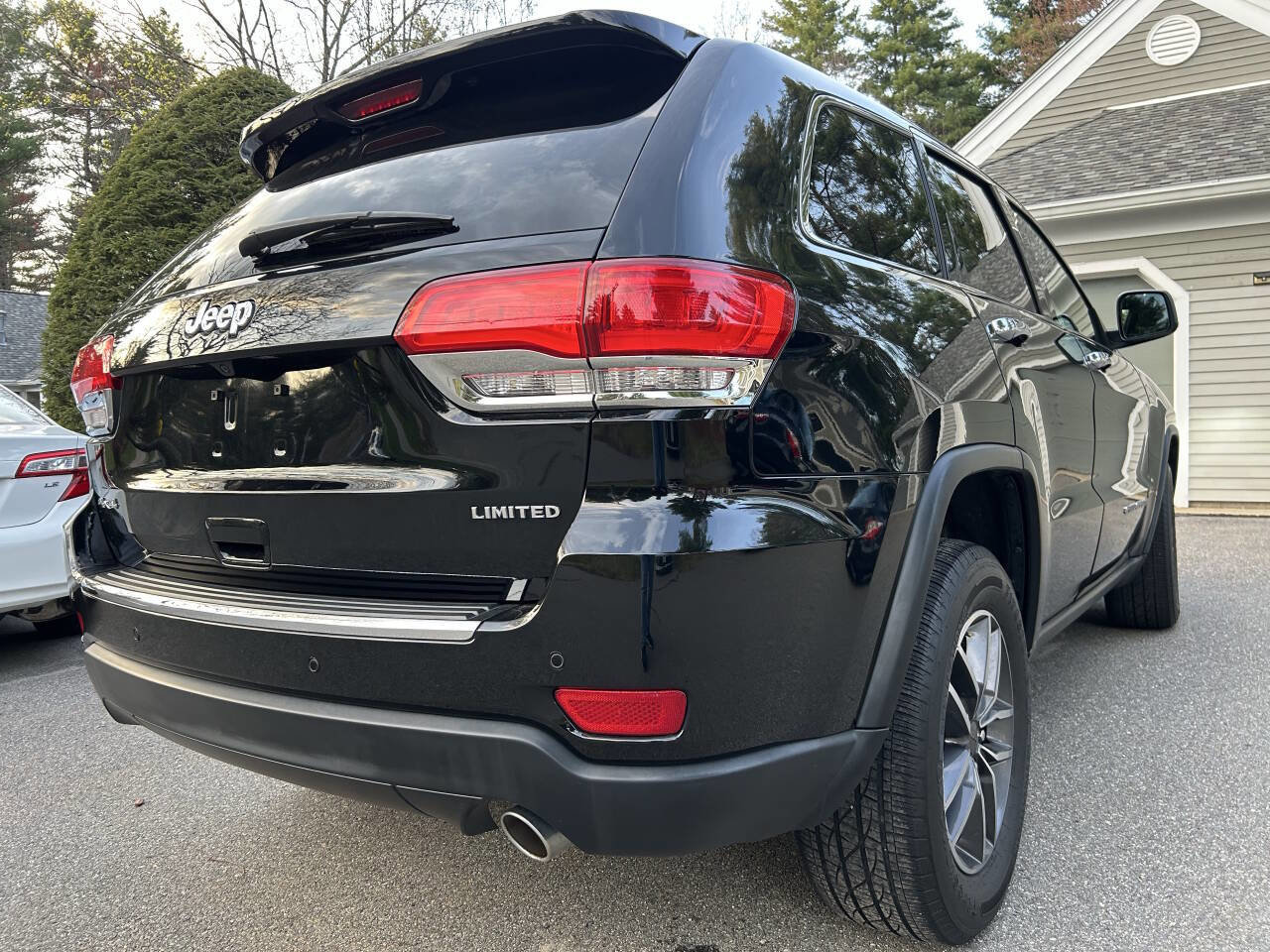 Used 2019 Jeep Grand Cherokee Limited AWD/4WD image 12