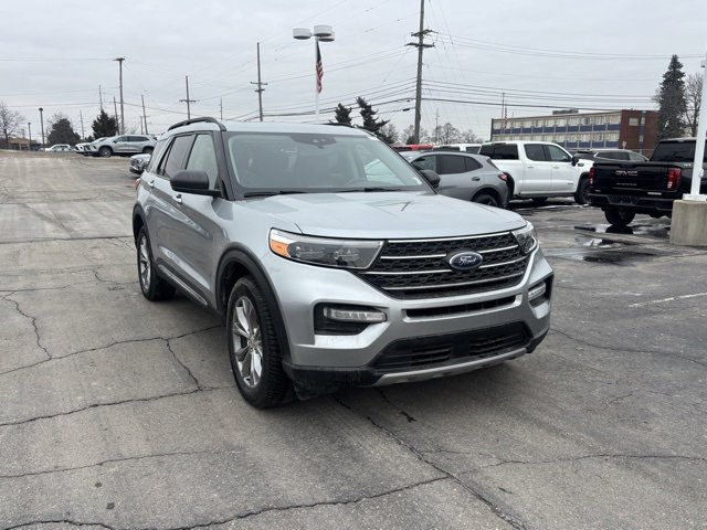 Used 2022 Ford Explorer XLT w/ Equipment Group 202A image 3