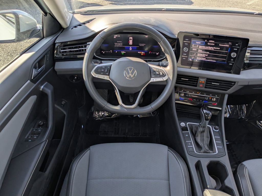 Used 2026 Volkswagen Jetta SE FWD image 14