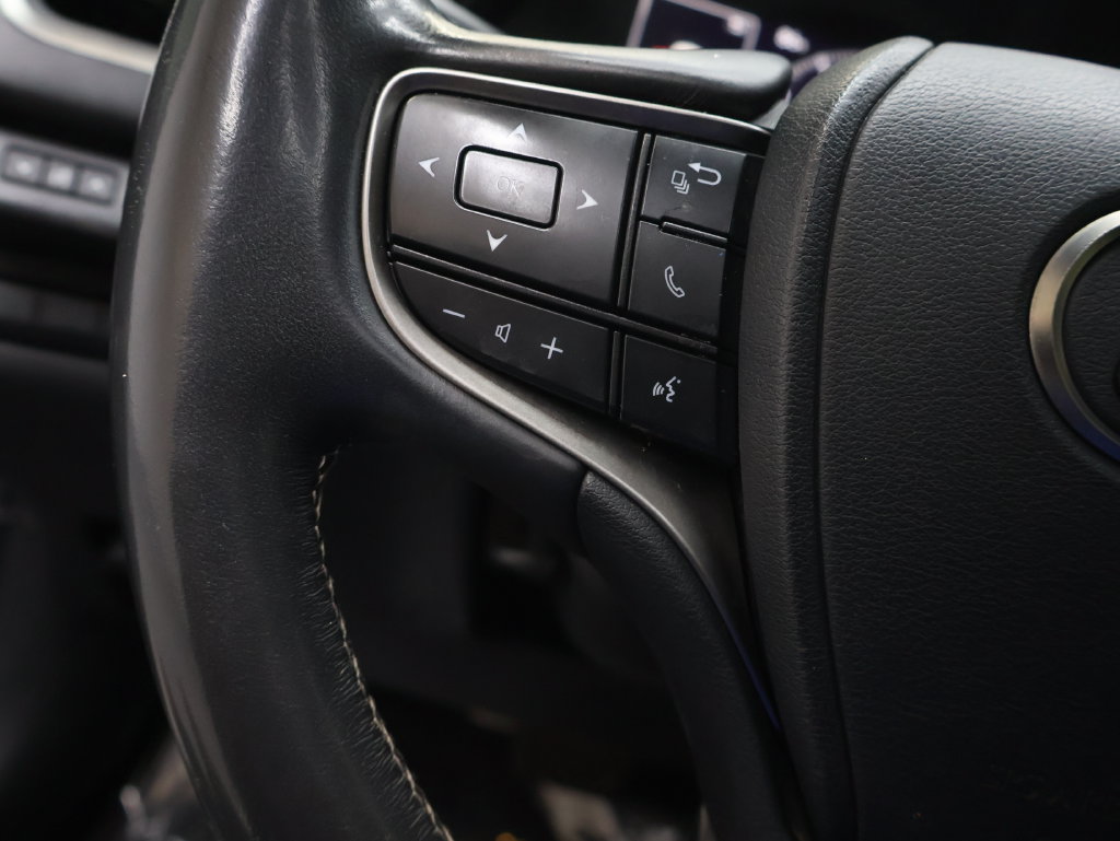 Used 2020 Lexus UX 200 w/ Premium Package FWD image 19