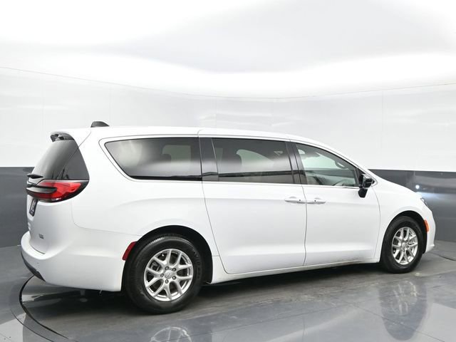 Used 2025 Chrysler Pacifica Select image 6