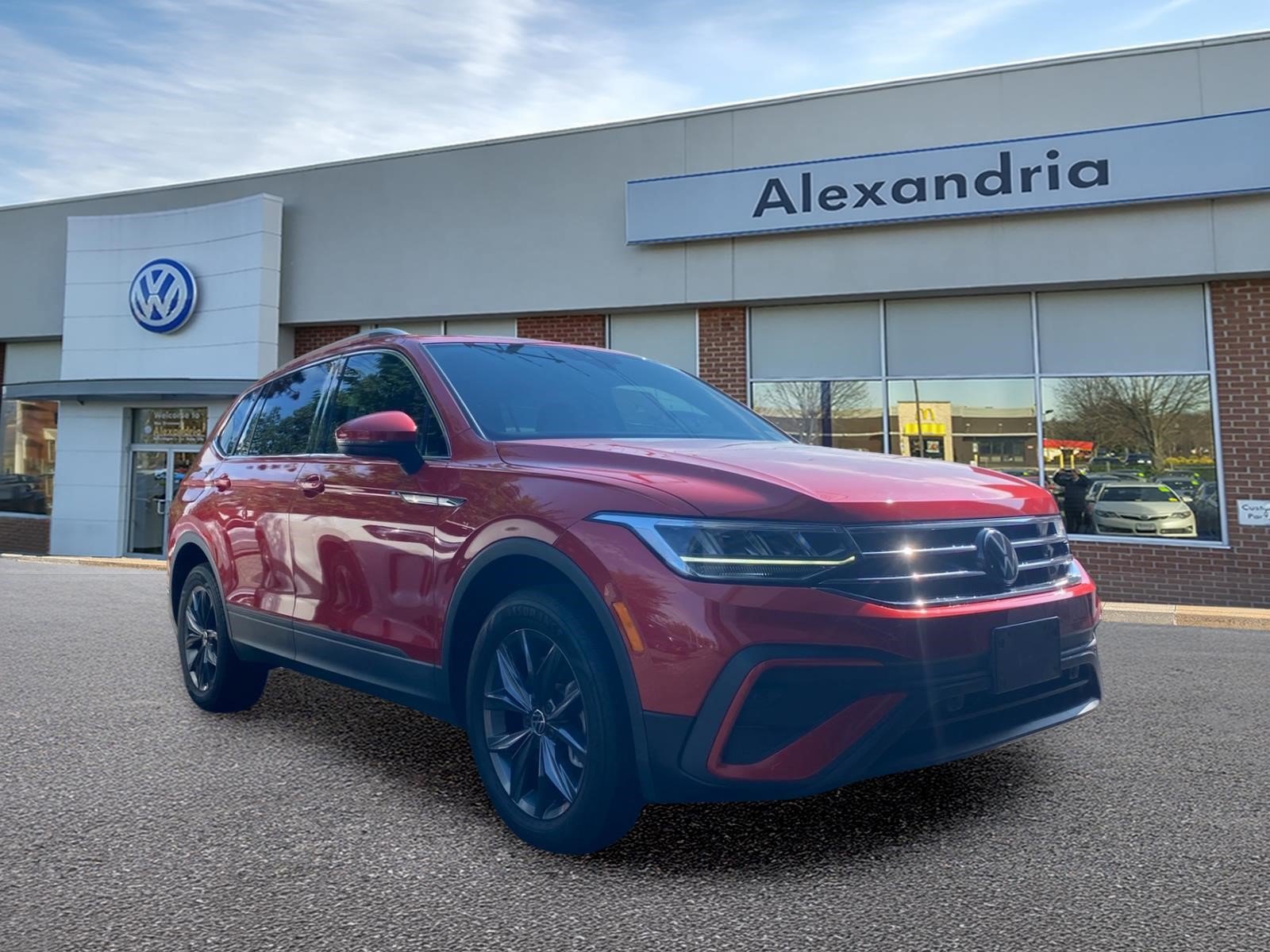 Certified 2023 Volkswagen Tiguan SE w/ Panoramic Sunroof Package AWD/4WD image 1