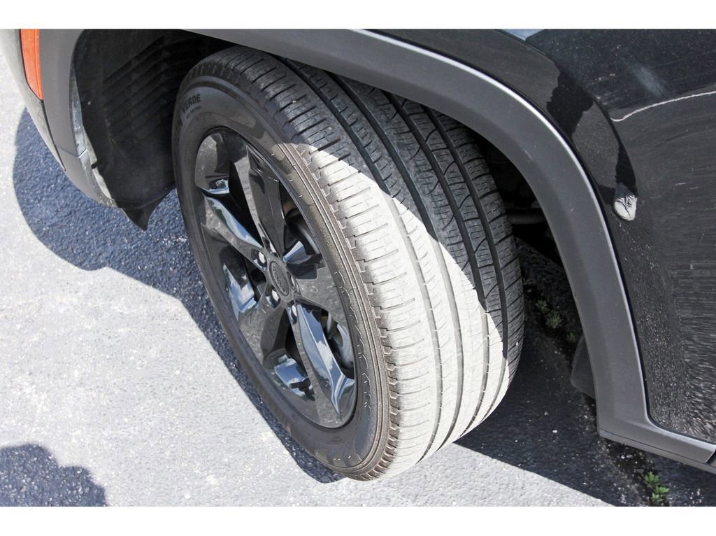 Used 2023 Jeep Grand Cherokee L Limited w/ Black Appearance Package AWD/4WD image 34