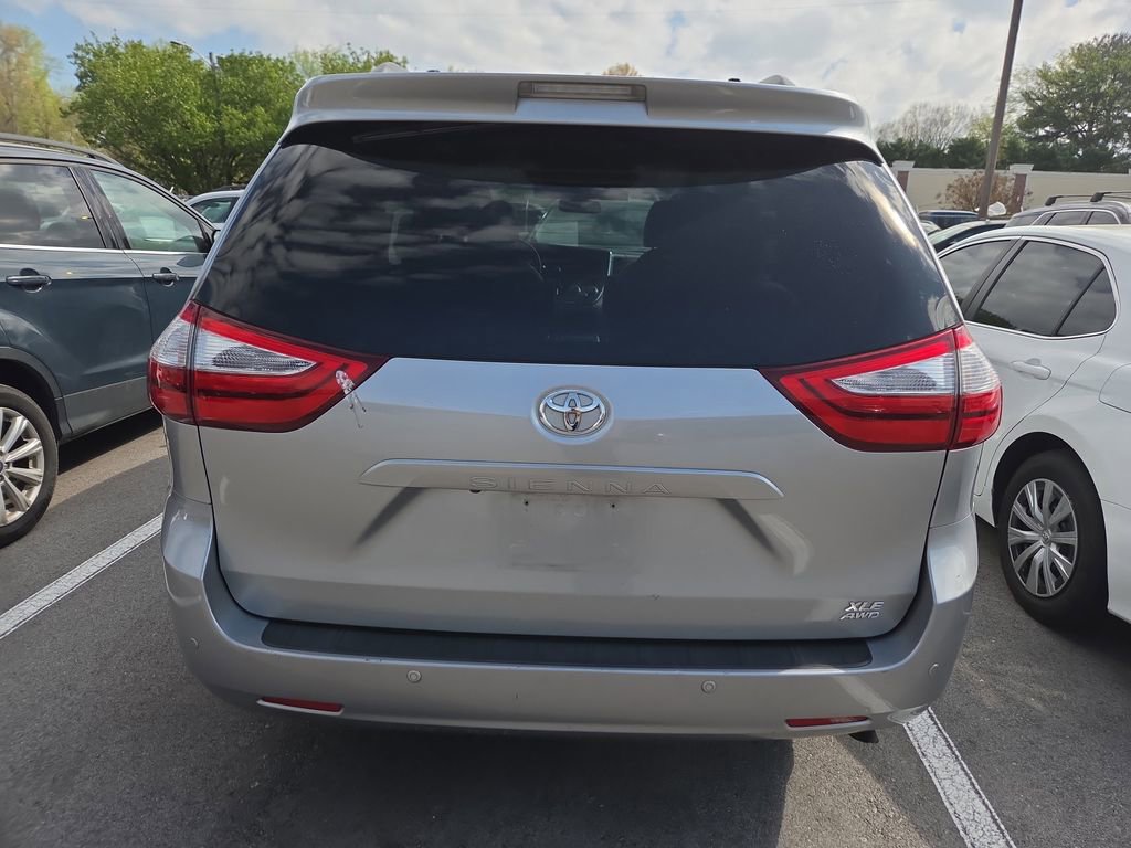 Used 2017 Toyota Sienna XLE Premium image 5