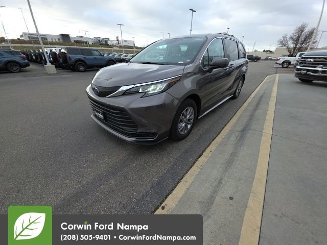 Used 2022 Toyota Sienna LE image 3