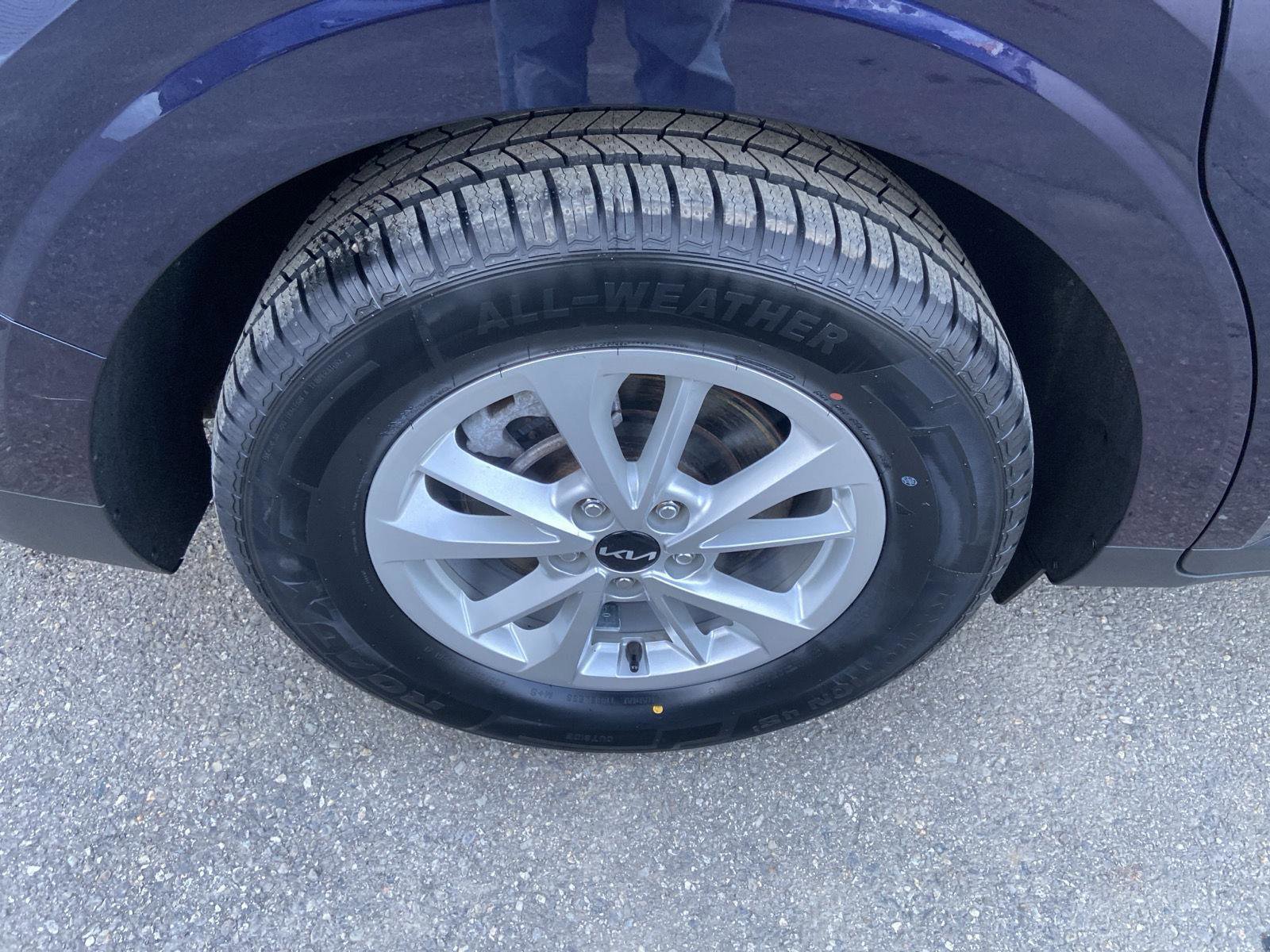 Used 2024 Kia Carnival LX image 11