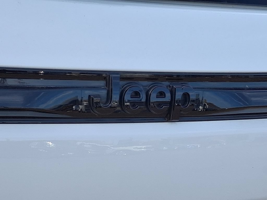 Used 2023 Jeep Grand Cherokee Altitude AWD/4WD image 32