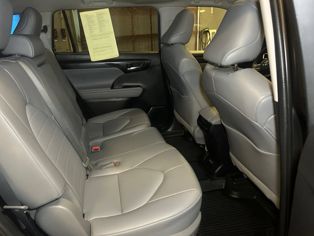 Used 2022 Toyota Highlander XLE AWD/4WD image 20