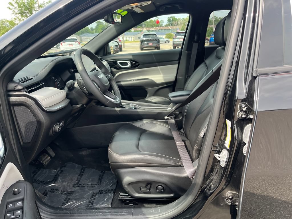Used 2025 Jeep Compass Limited AWD/4WD image 34