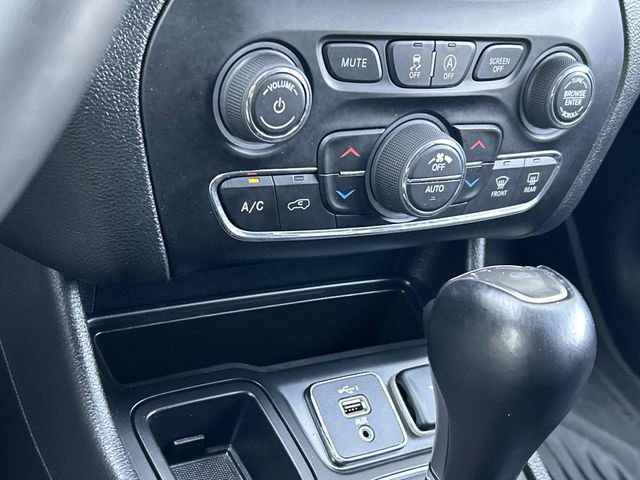 Used 2022 Jeep Cherokee Latitude Lux w/ Mopar Interior Package FWD image 34