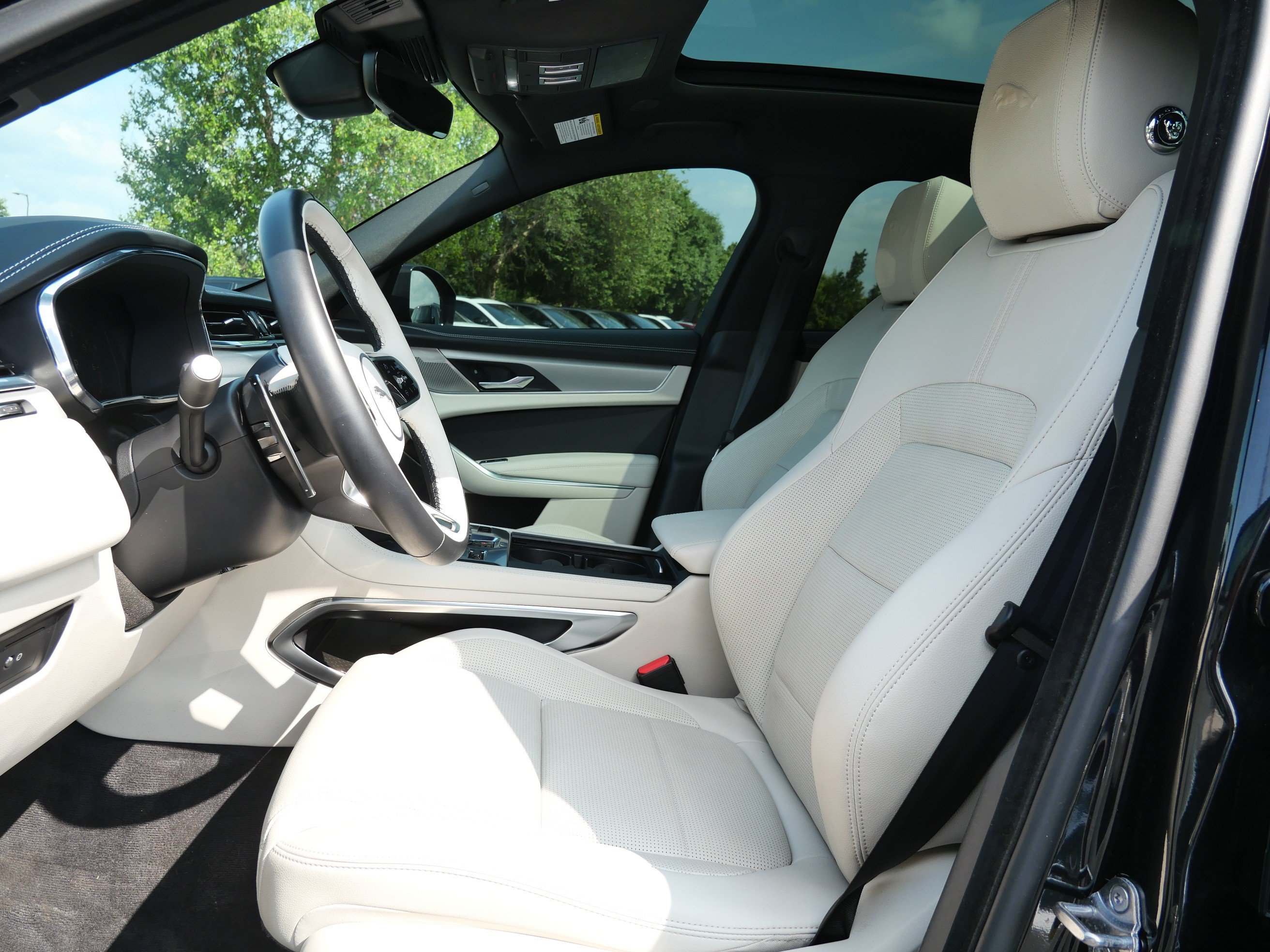 Certified 2025 Jaguar F-PACE R-Dynamic S AWD/4WD image 12