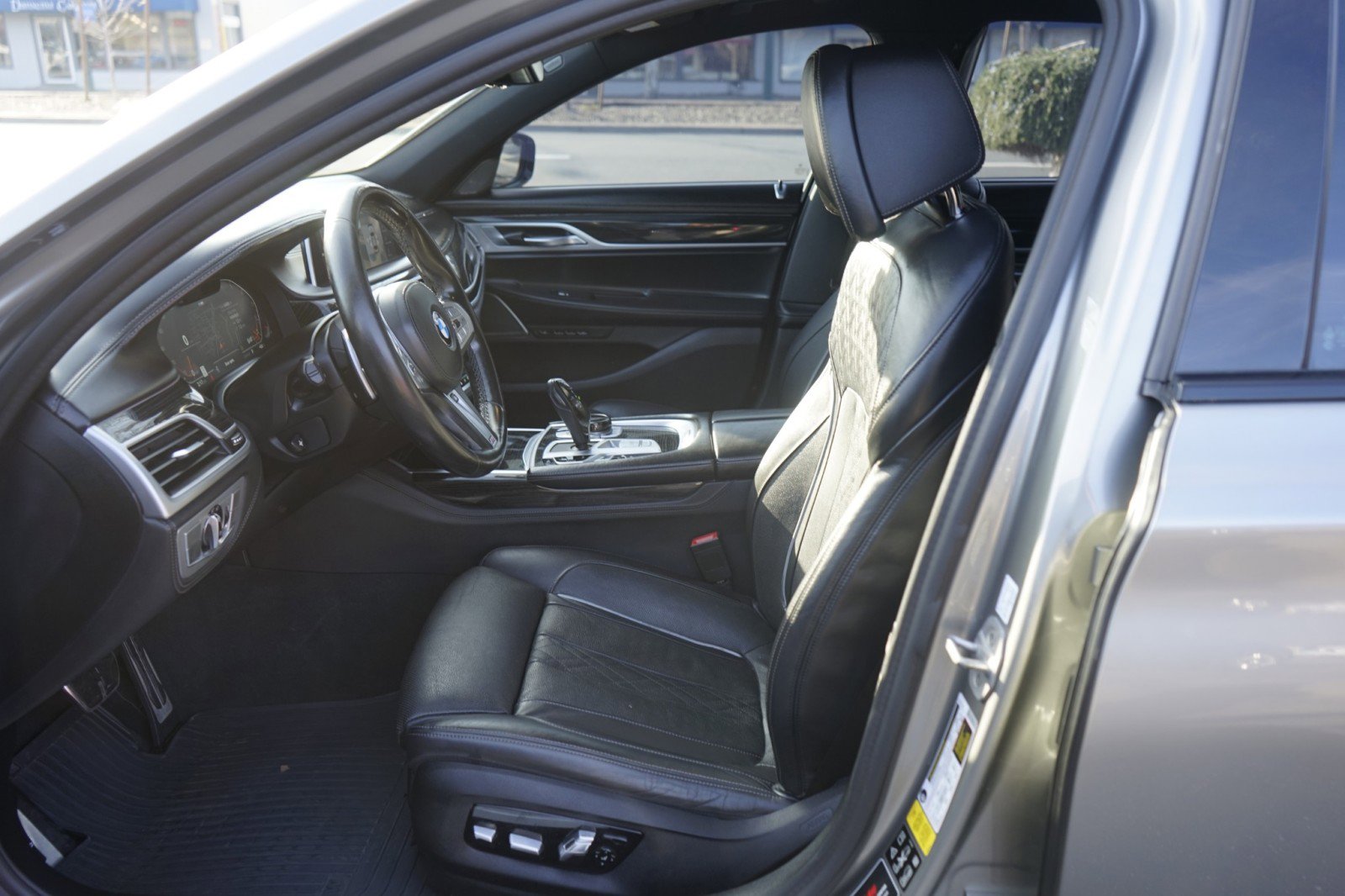 Used 2021 BMW 750i xDrive w/ Executive Package image 17