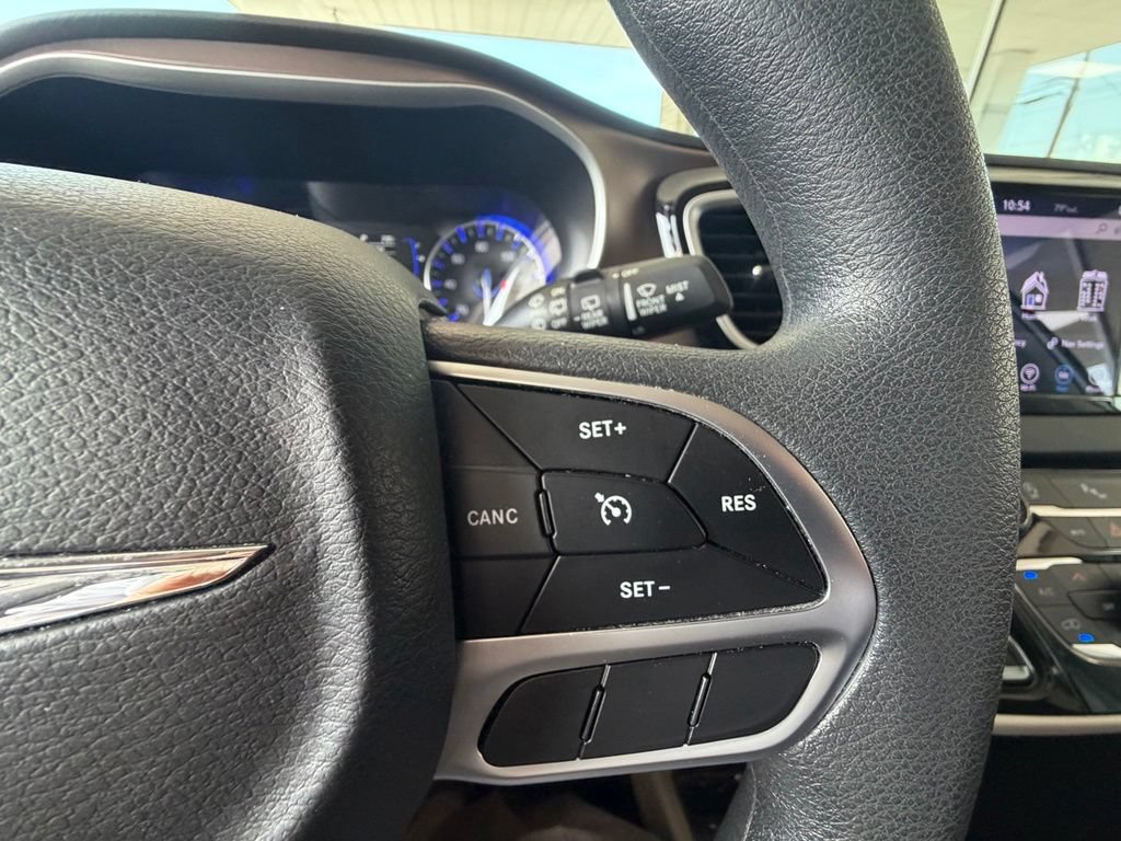 Used 2018 Chrysler Pacifica Touring Plus FWD image 34