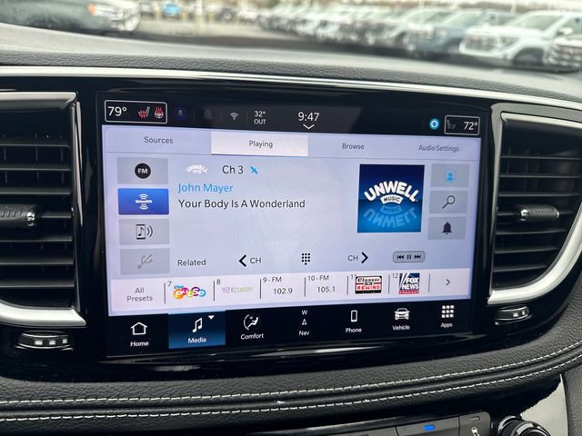 Used 2025 Chrysler Pacifica Limited image 14