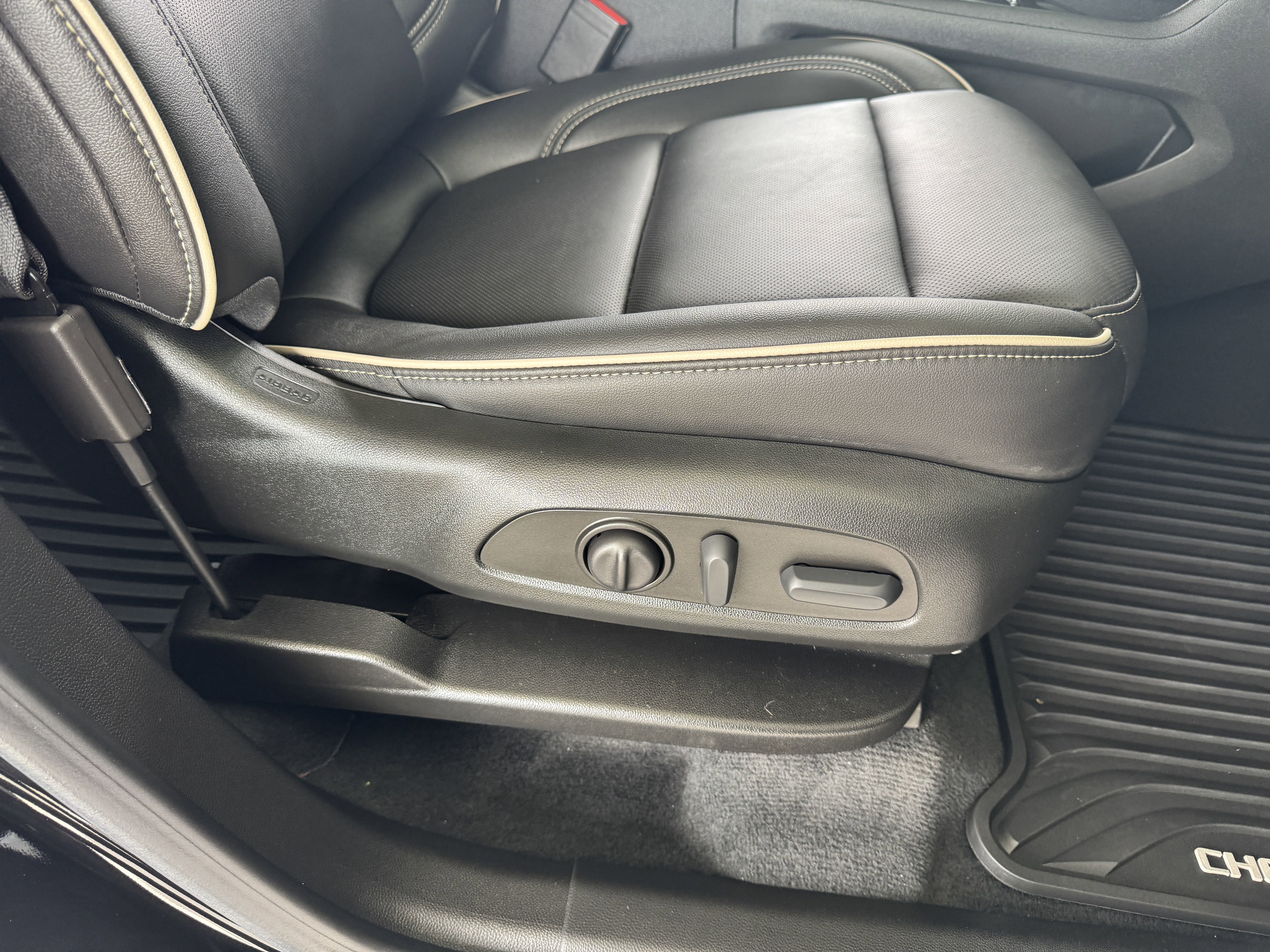 Used 2023 Chevrolet Traverse Premier image 21