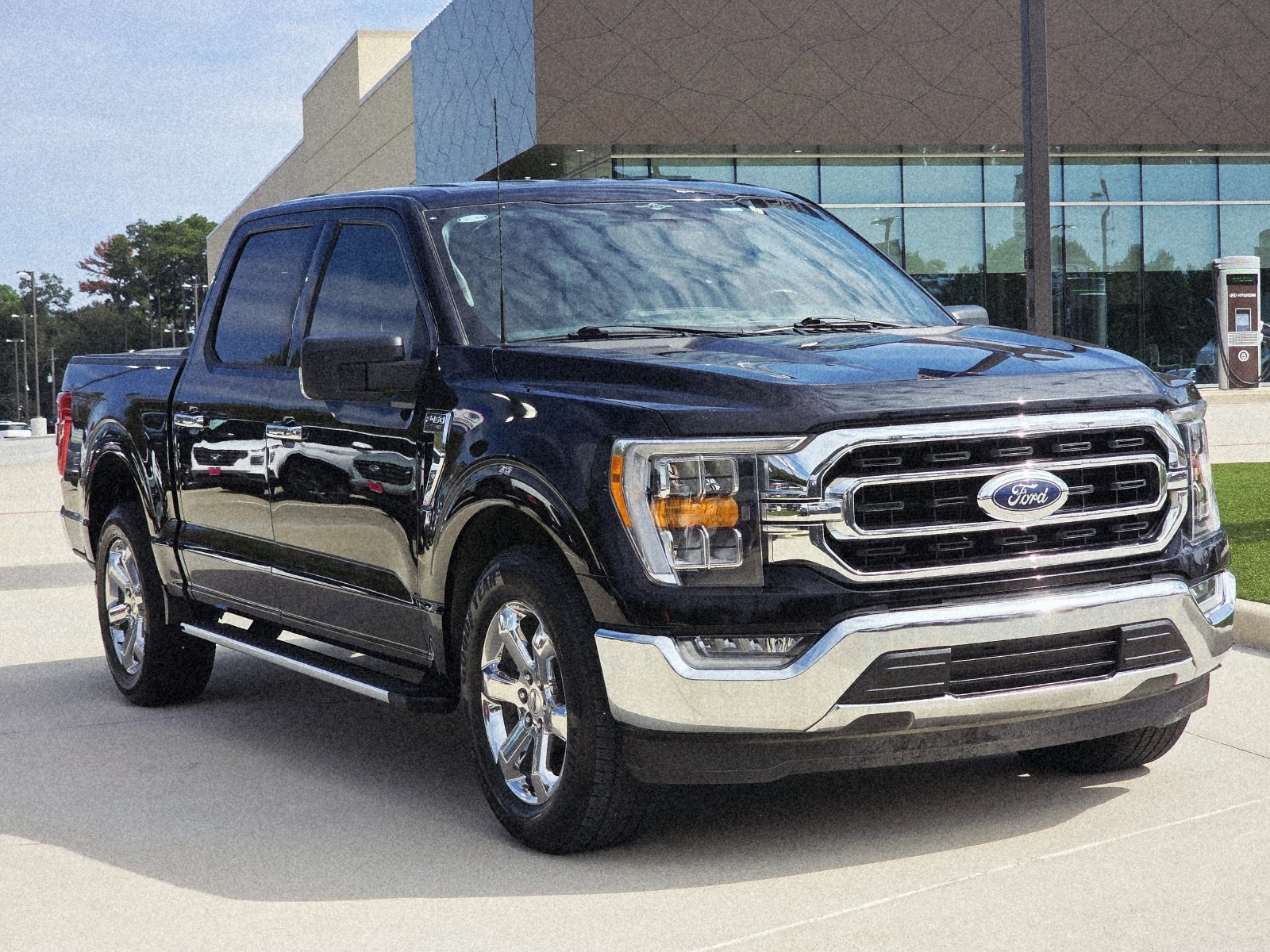 Used 2023 Ford F150 XLT w/ Equipment Group 302A High RWD image 3