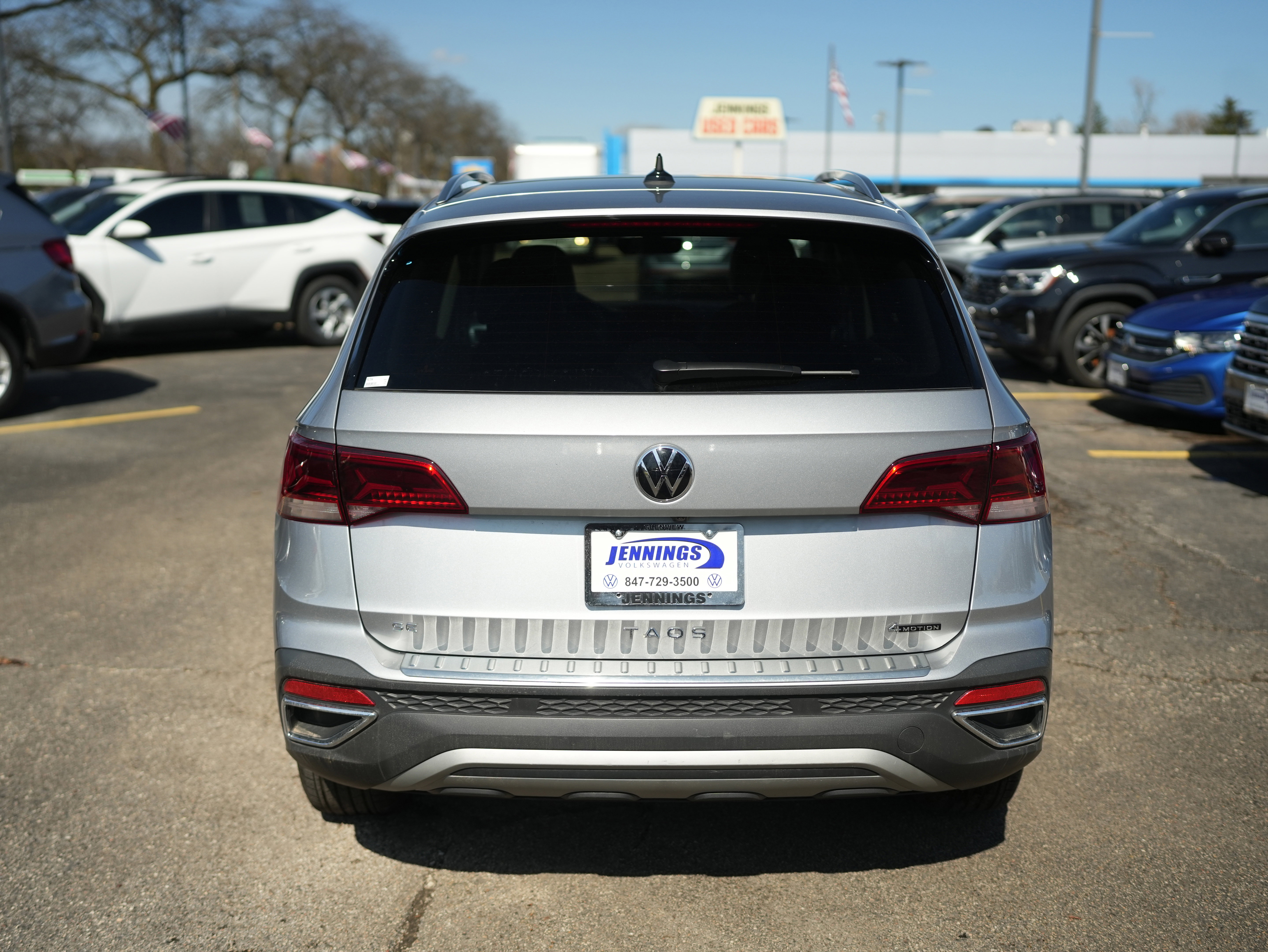 Used 2023 Volkswagen Taos SE w/ Panoramic Sunroof Package image 6