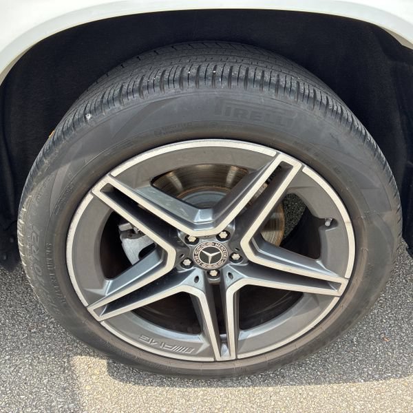 Used 2023 Mercedes-Benz GLS 450 4MATIC w/ AMG Line Exterior image 9