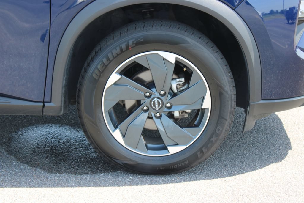 Used 2024 Nissan Rogue SV AWD/4WD image 12