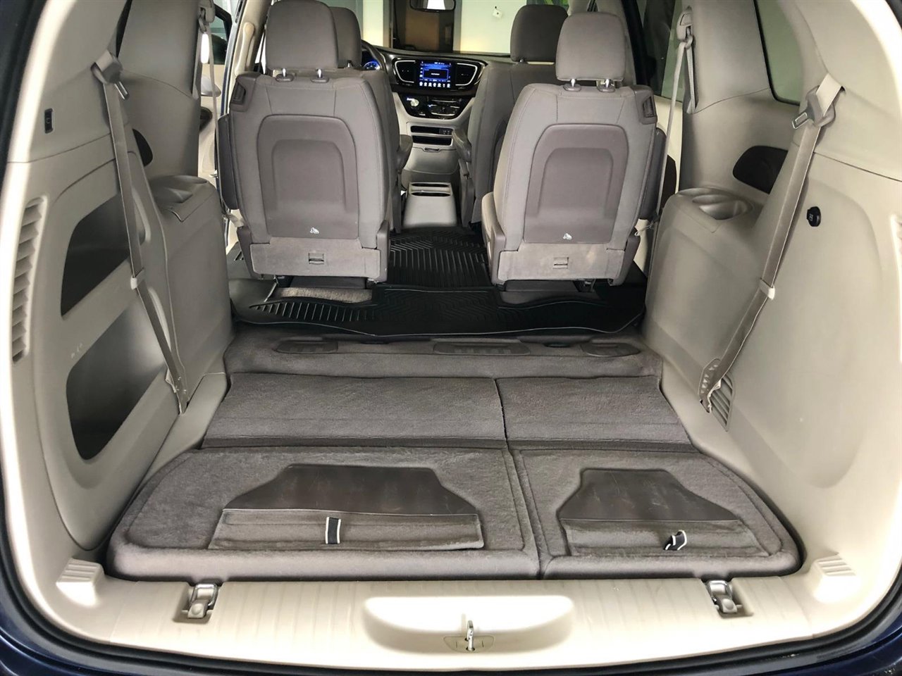 Used 2017 Chrysler Pacifica Touring w/ Tire & Wheel Group image 11