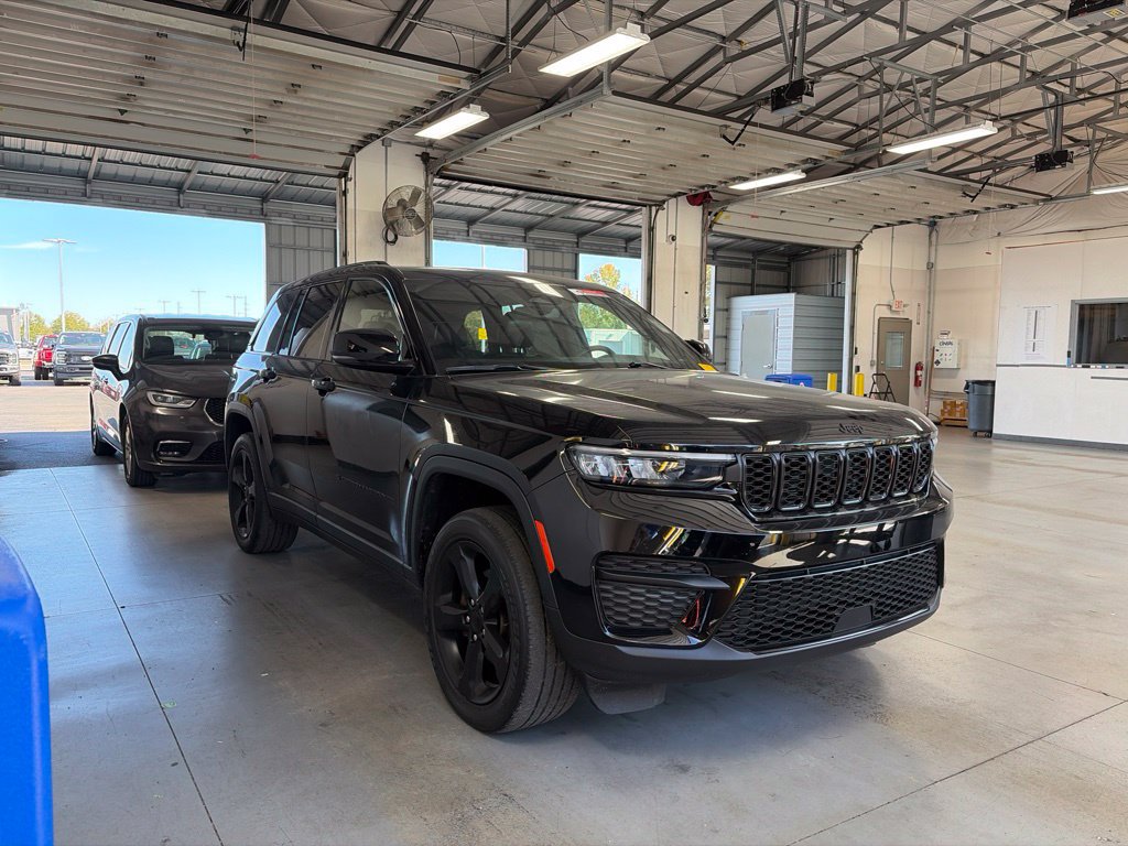 Used 2023 Jeep Grand Cherokee Altitude AWD/4WD image 1