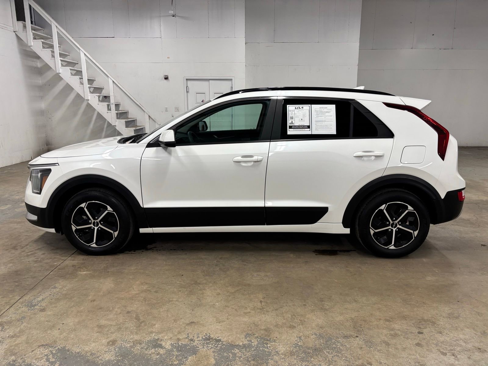 Used 2024 Kia Niro LX FWD image 4