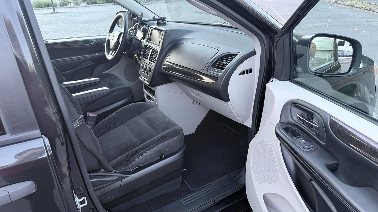 Used 2019 Dodge Grand Caravan SE FWD image 19