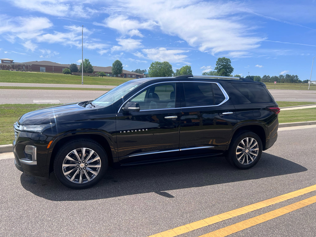 Used 2023 Chevrolet Traverse Premier w/ LPO, 'HIT The Road' Package FWD image 4