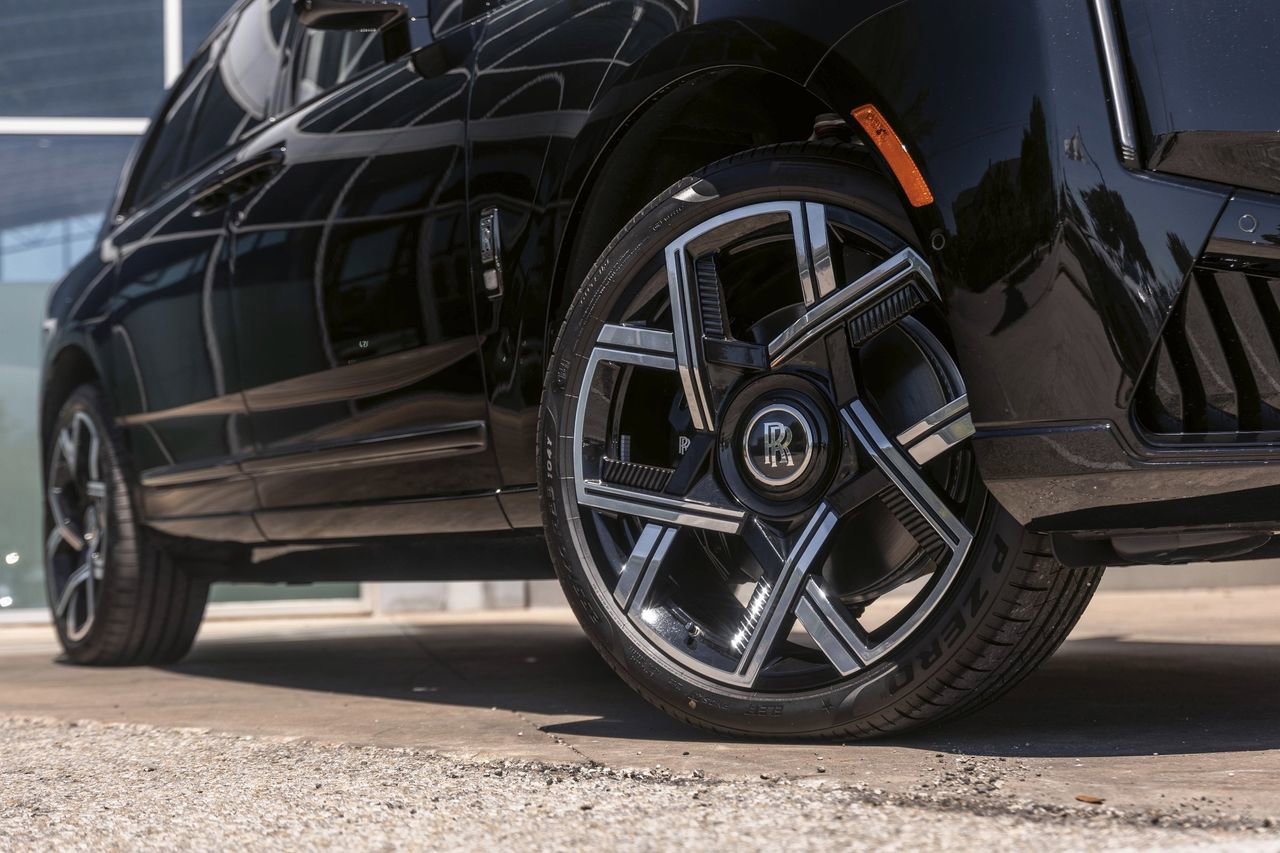 New 2026 Rolls-Royce Cullinan Black Badge image 3