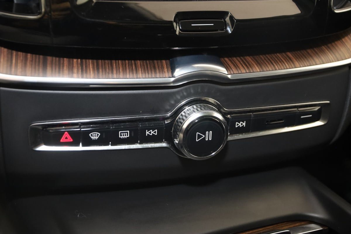 Used 2022 Volvo XC60 B5 Momentum image 30