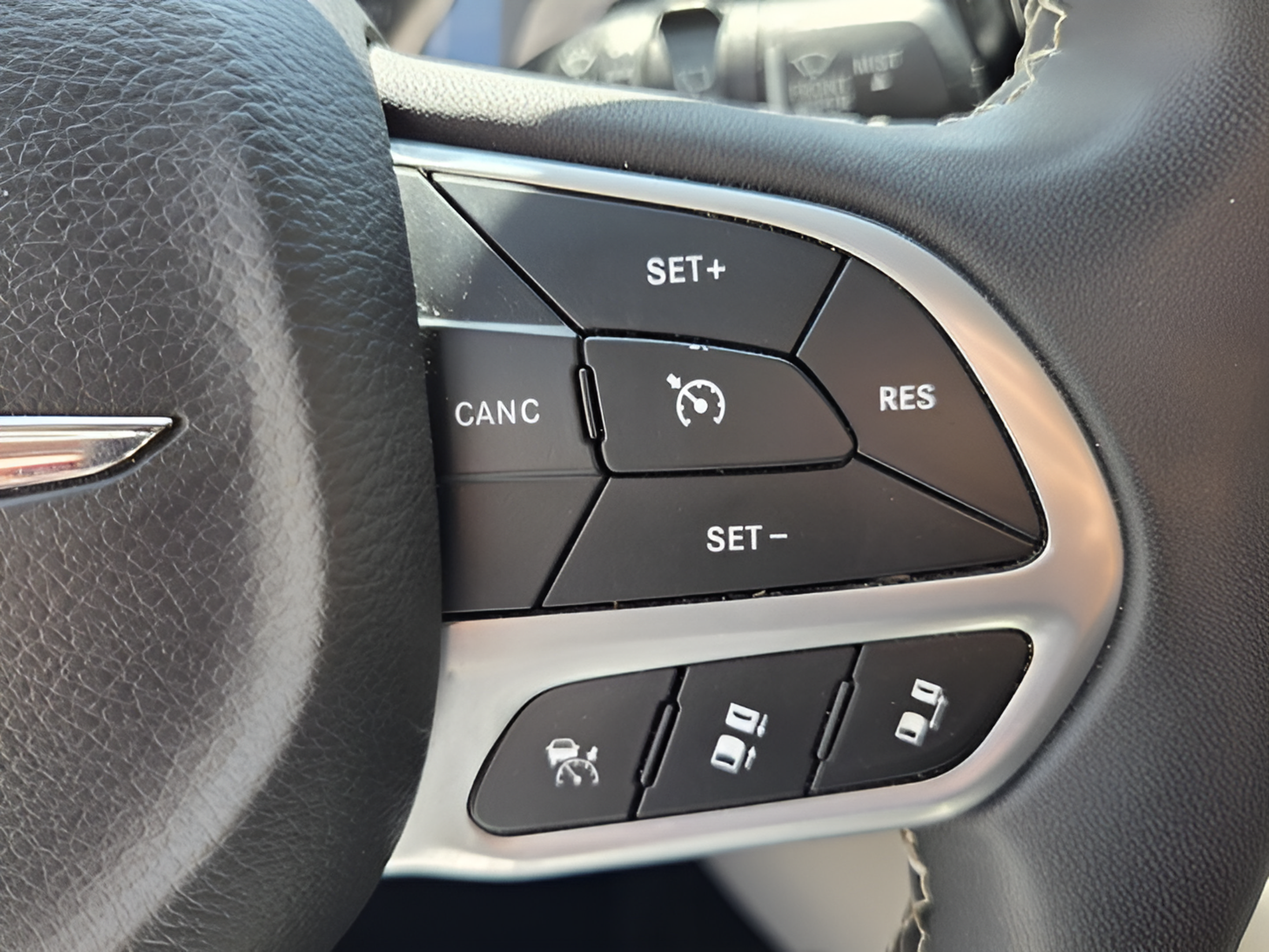 Used 2023 Chrysler Pacifica Touring-L FWD image 28