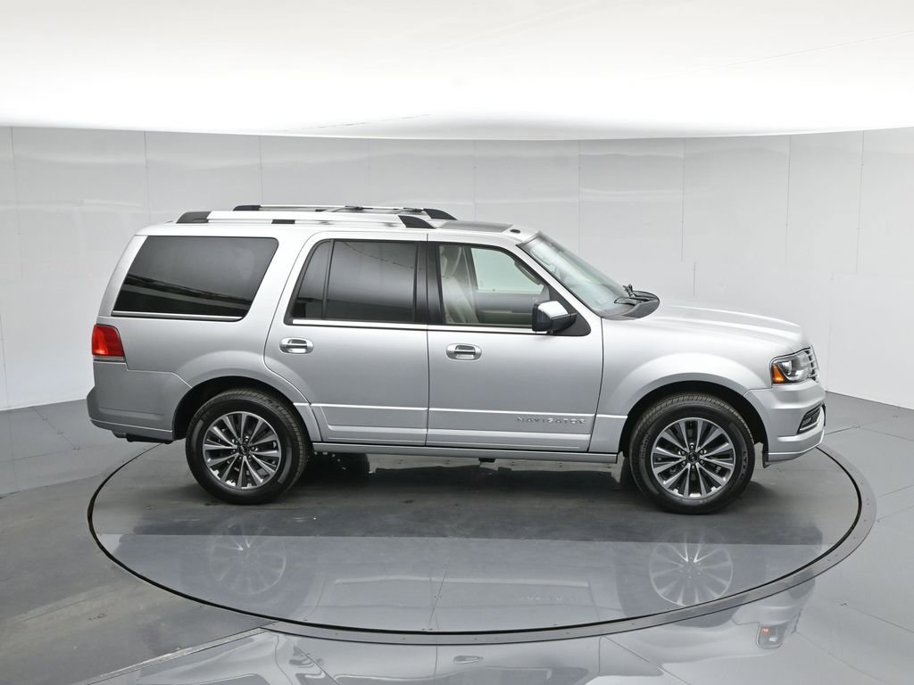 Used 2017 Lincoln Navigator Select image 24