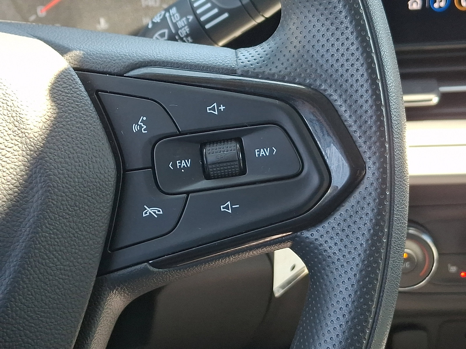 Certified 2024 Chevrolet Trax LS w/ LS Convenience Package FWD image 22