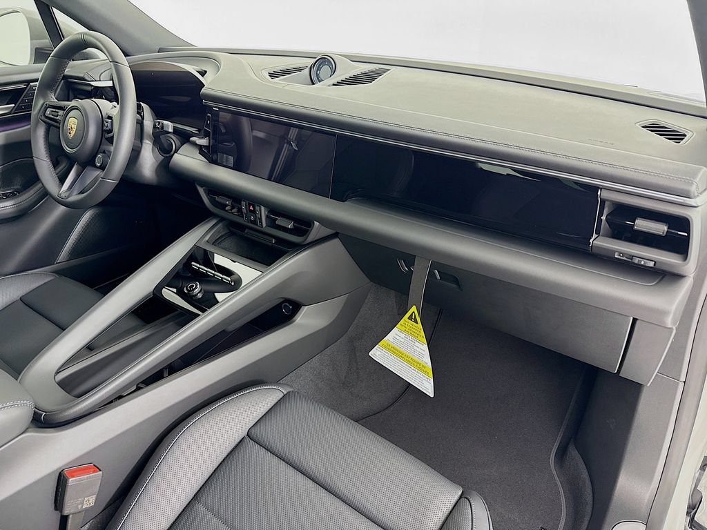 New 2026 Porsche Macan Electric RWD image 32