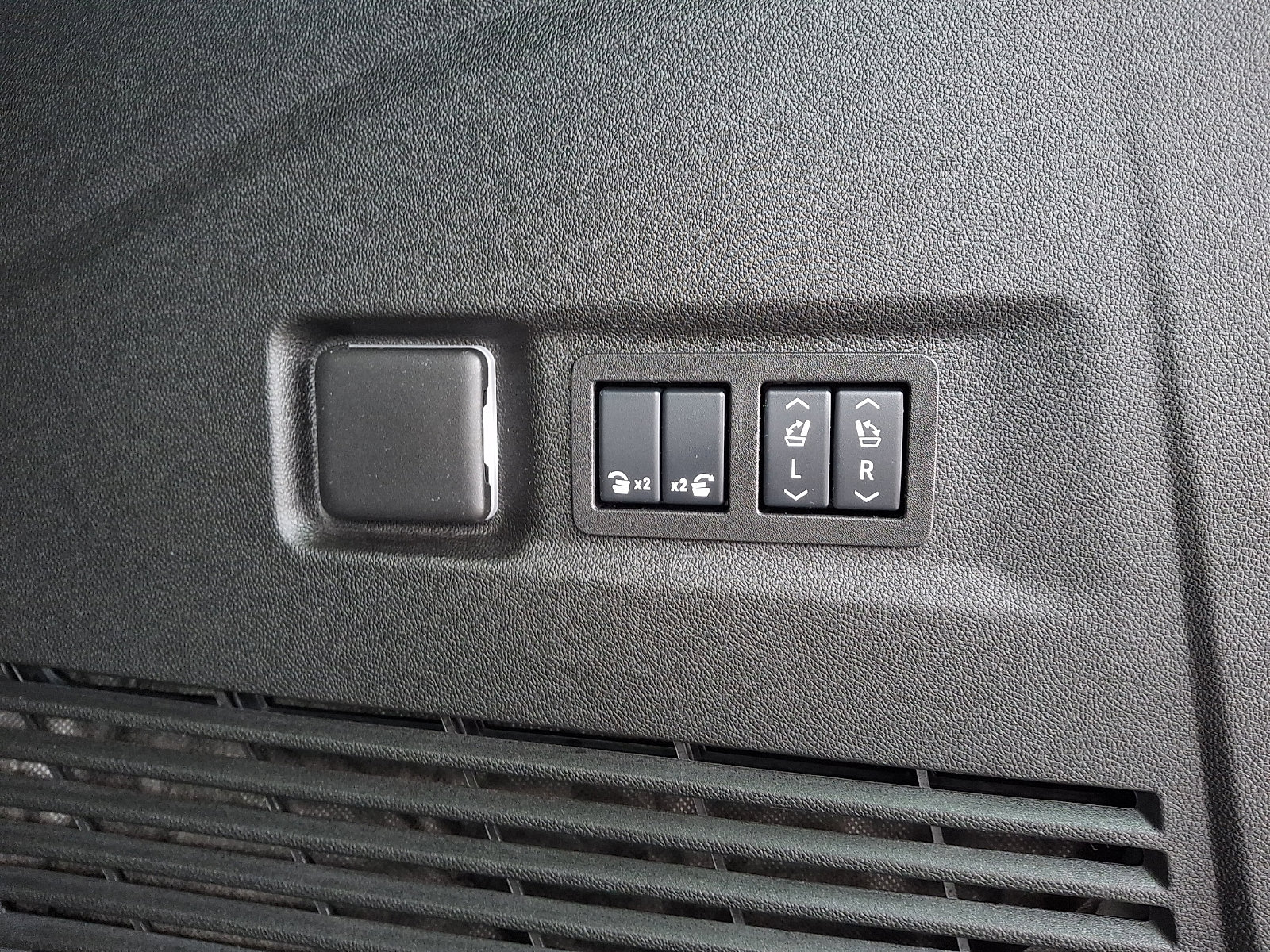 Used 2026 GMC Yukon XL Denali w/ Advanced Technology Package image 31