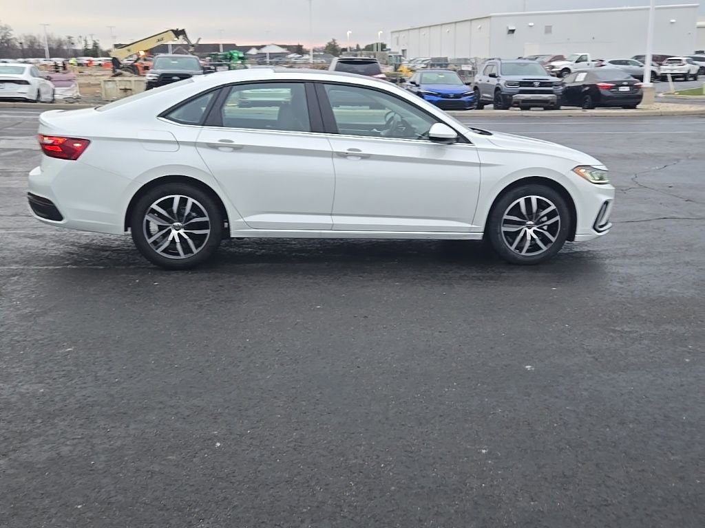 Used 2025 Volkswagen Jetta SE w/ Sunroof Package image 9