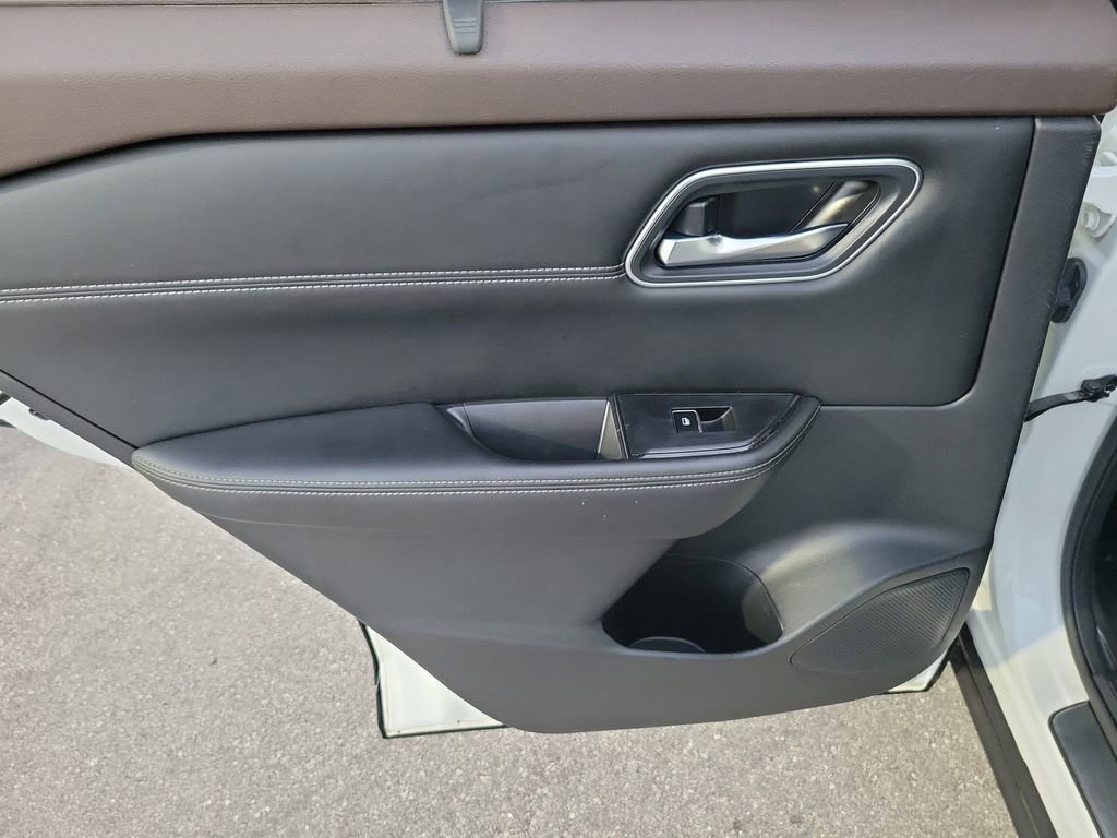 Certified 2022 Nissan Rogue Platinum w/ Head-Up Display Package image 11