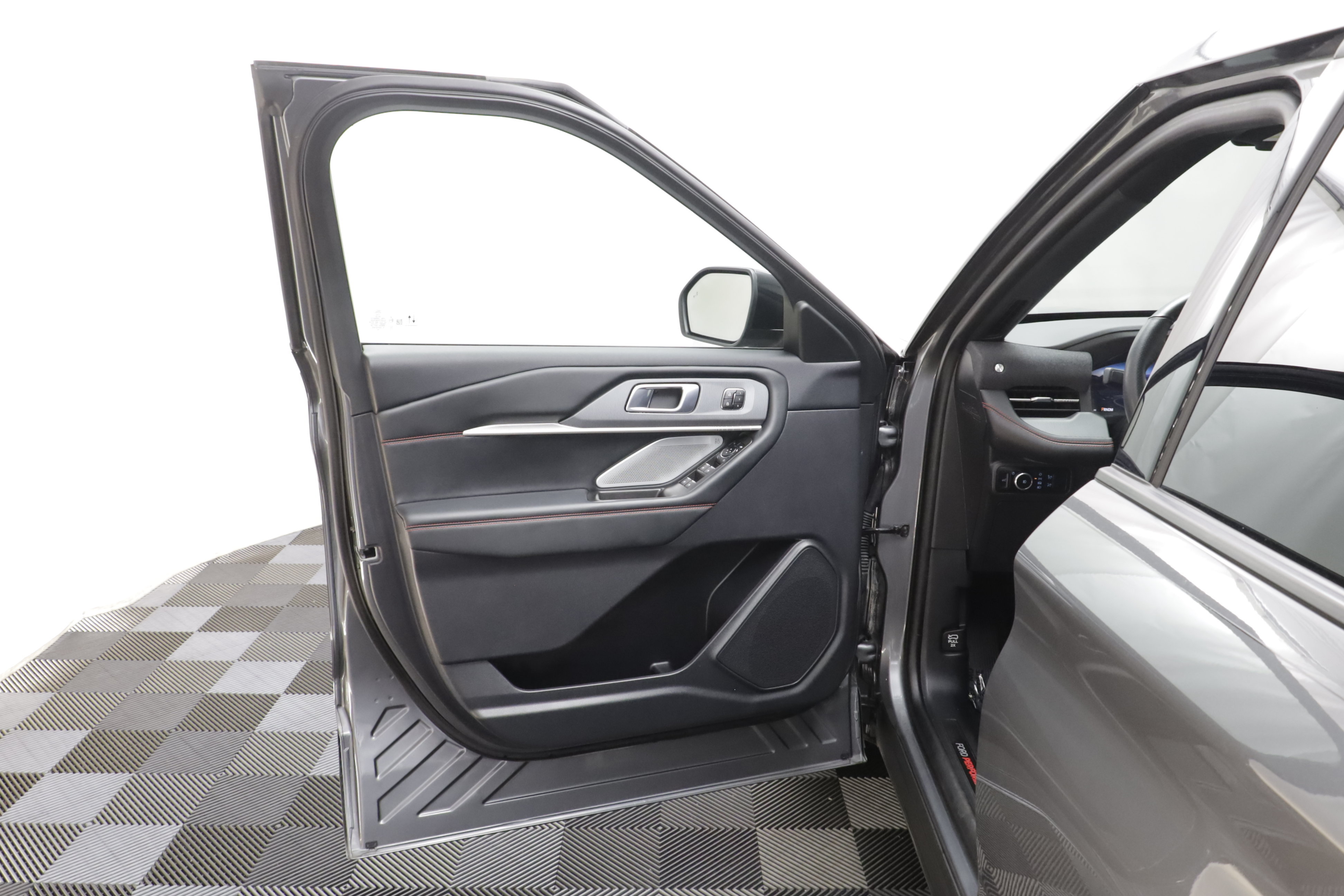 Used 2025 Ford Explorer ST AWD/4WD image 5