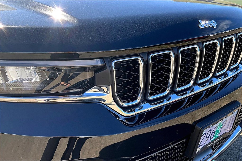 Used 2023 Jeep Grand Cherokee Laredo w/ Luxury Tech Group I AWD/4WD image 32