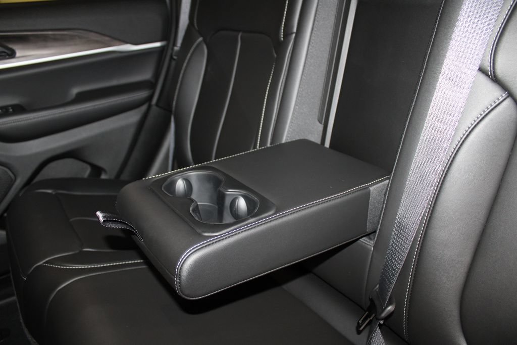 New 2027 Jeep Grand Cherokee Limited w/ MOPAR Finishing Package AWD/4WD image 28