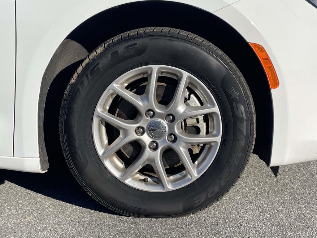 Used 2024 Chrysler Voyager LX image 31