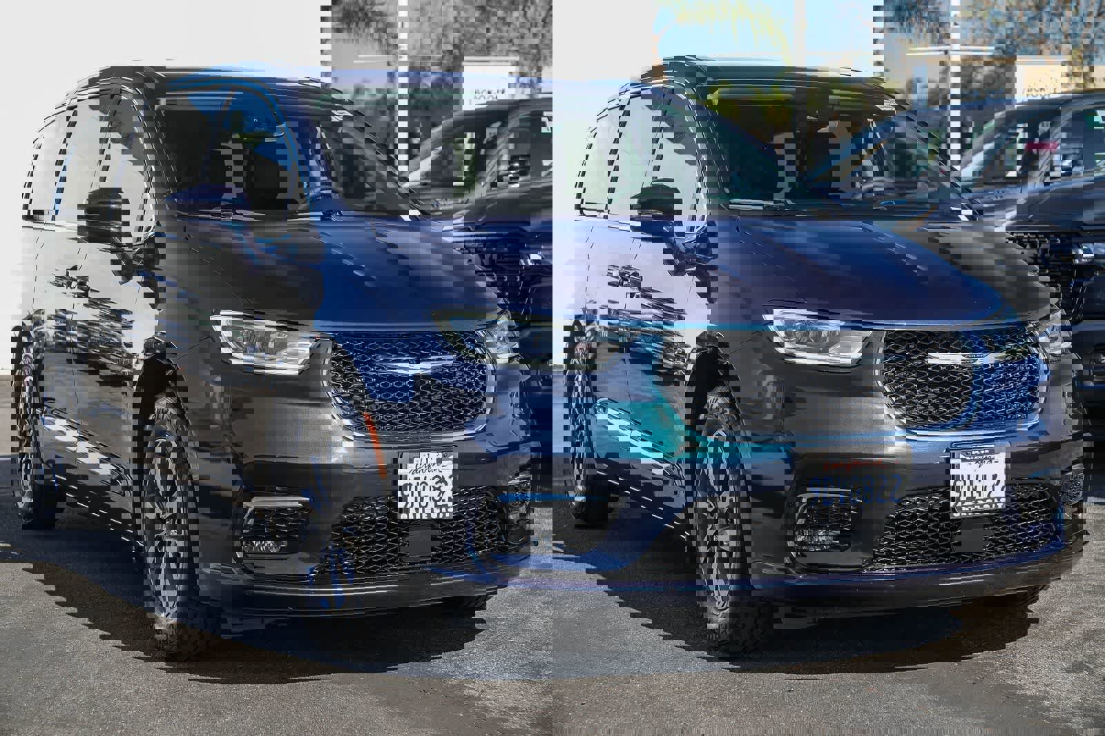 Used 2022 Chrysler Pacifica Touring-L image 3