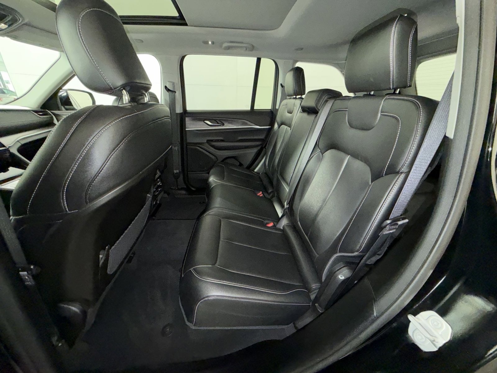 Used 2023 Jeep Grand Cherokee Limited image 25