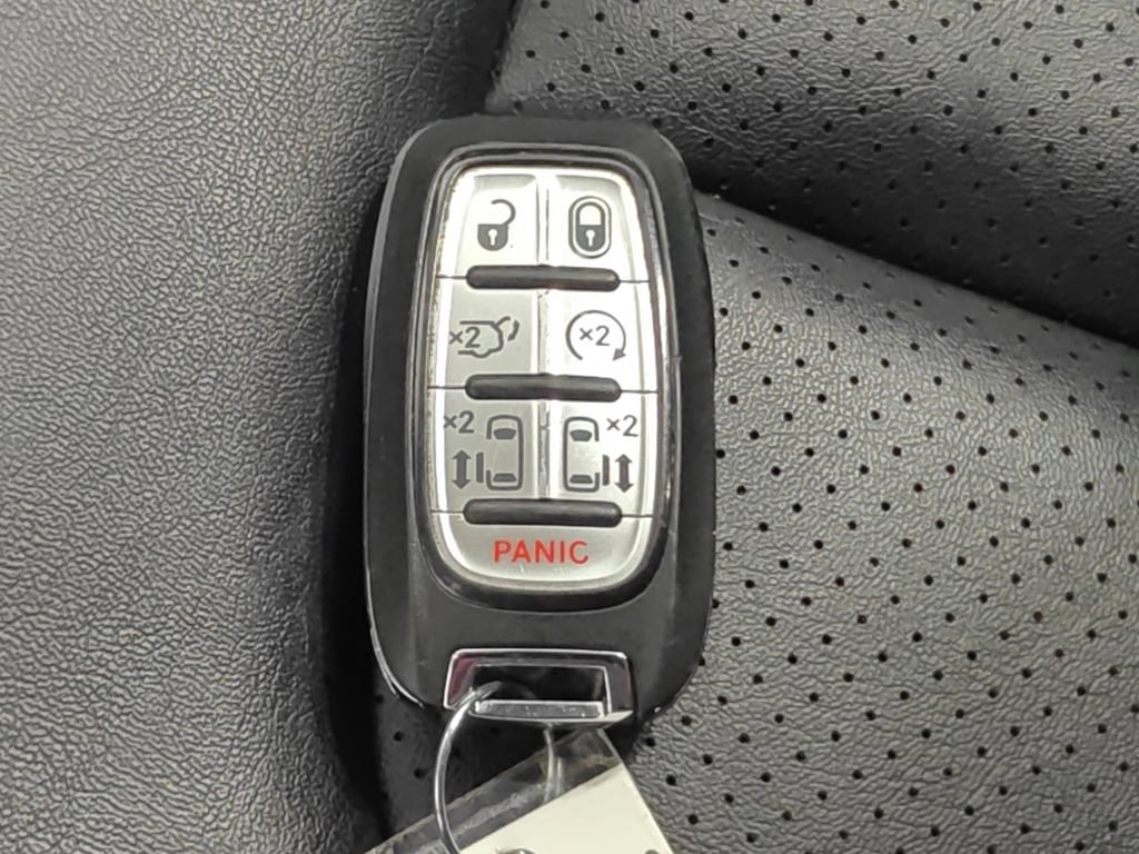 Used 2024 Chrysler Pacifica Touring-L FWD image 10