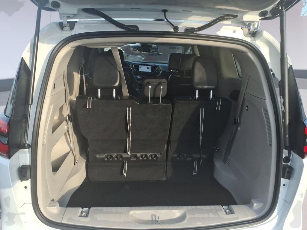 Used 2024 Chrysler Pacifica Touring-L image 9